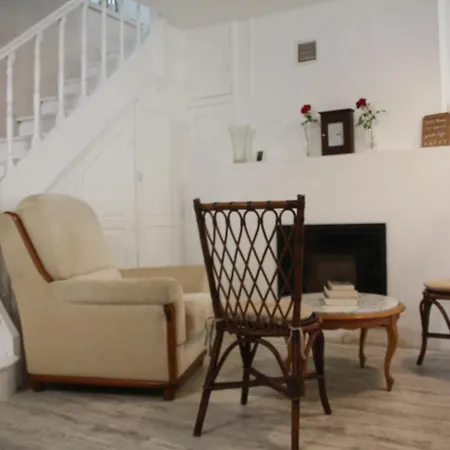 Dom wakacyjny Maison Dans Le Bourg La Chapelle-Montligeon